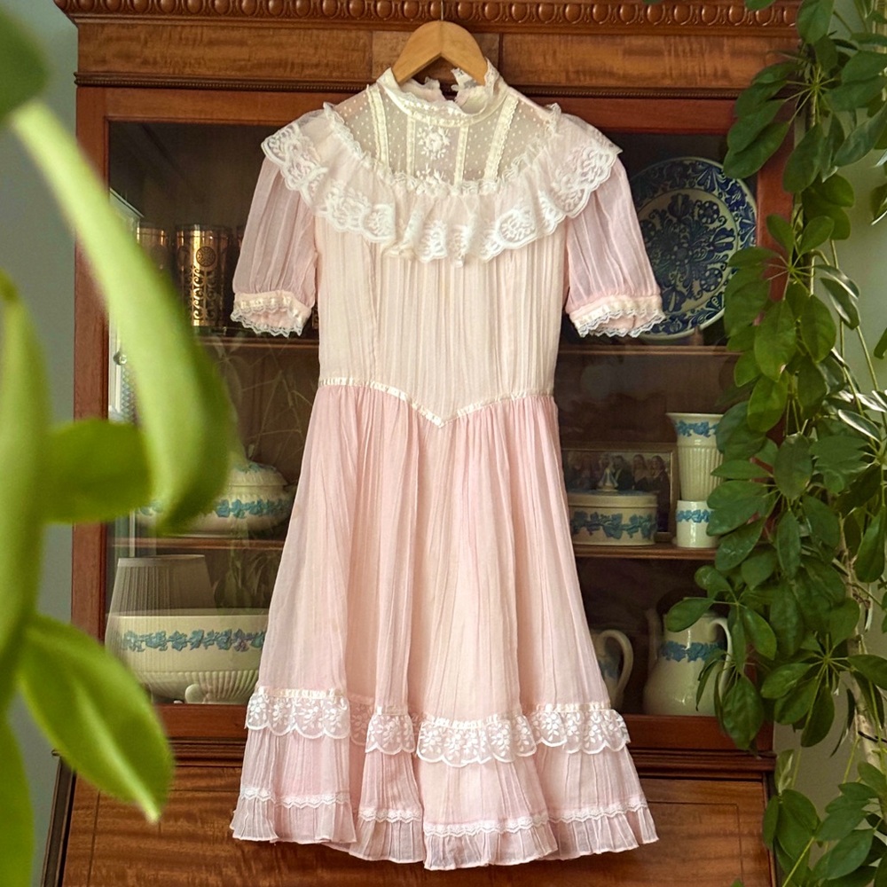 Vintage Gunne Sax Romantic Pink Lace Ruffle Dress (XS)
